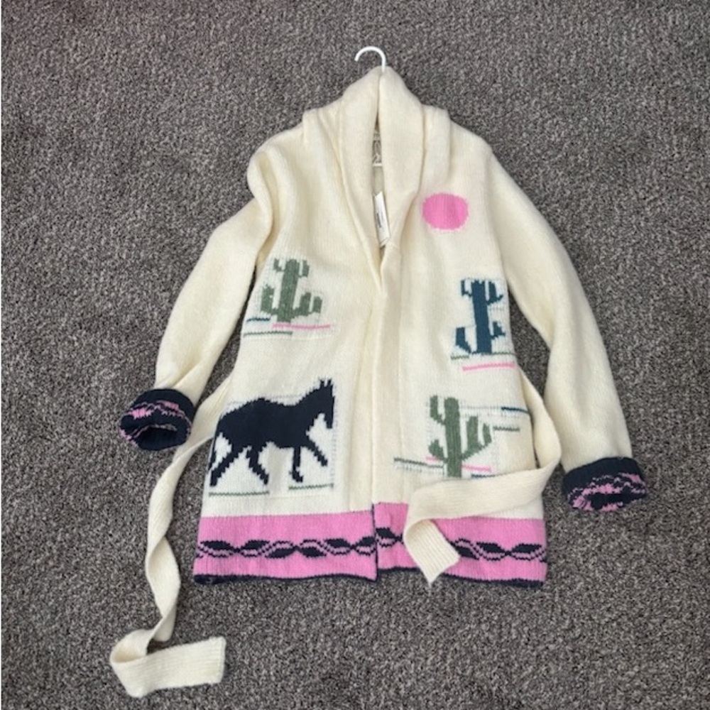 NWT Taelynn Soft Thick Sweater With Pockets. Size medium but fits like a large.